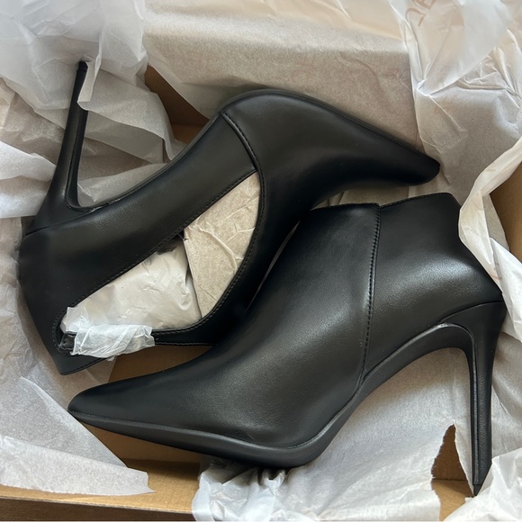 NIB JustFab ‘Irina’ Cut-Out Bootie - Picture 2 of 7